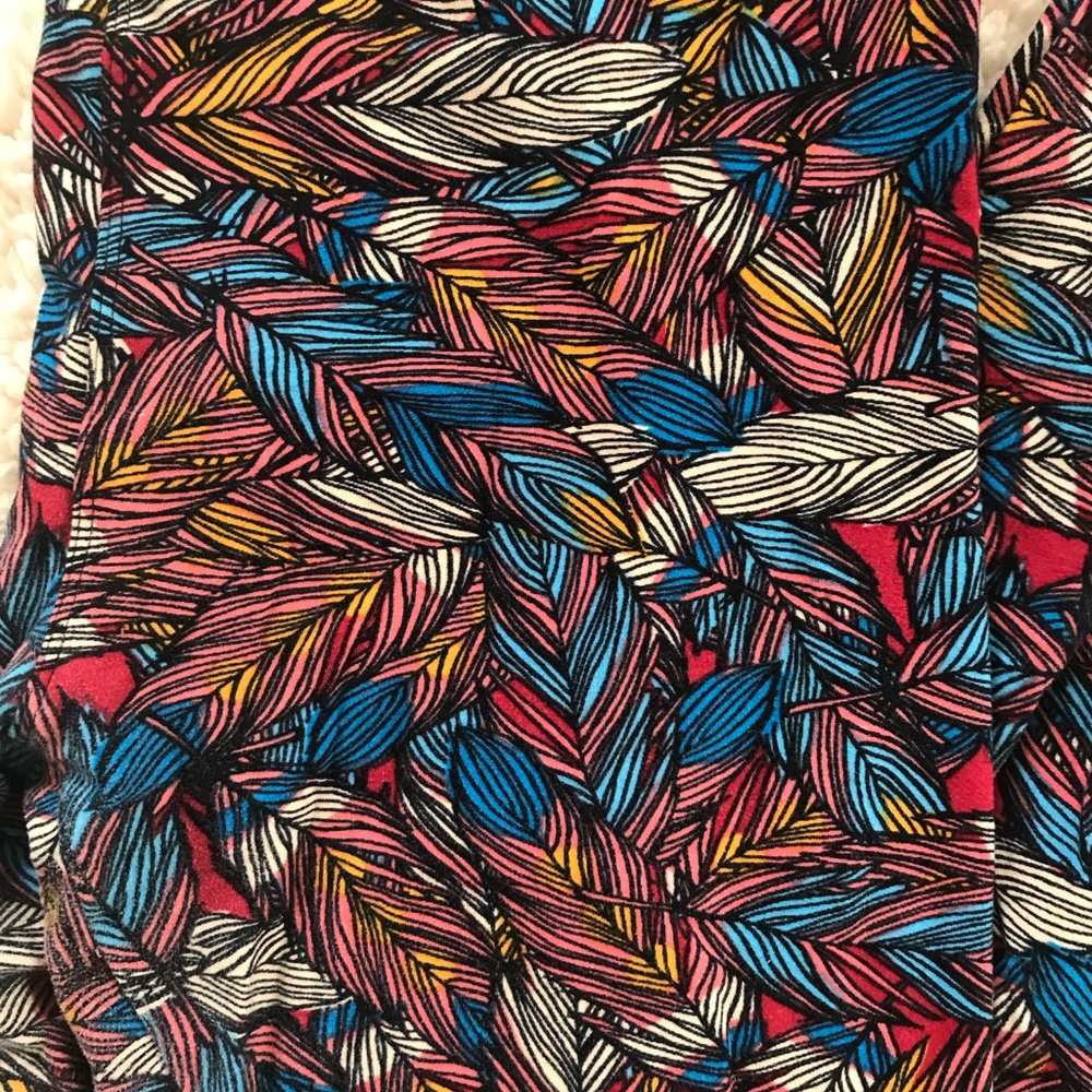 One size LuLaRoe feather leggings